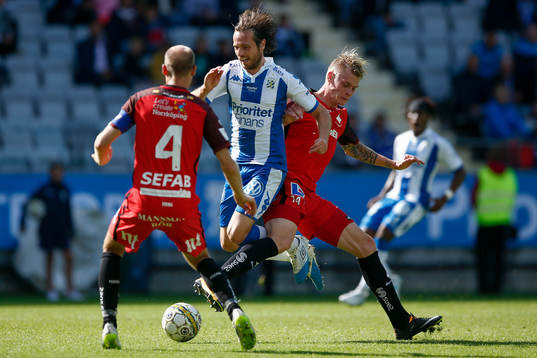 IFK Göteborgs Mikkel Diskerud i kamp om bollen med