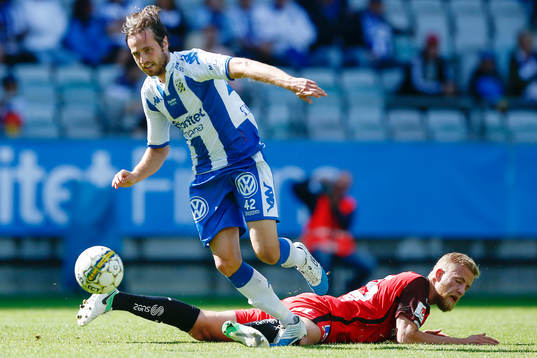 IFK Göteborgs Mikkel Diskerud i kamp om bollen med