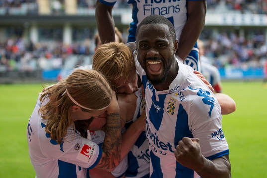 IFK Göteborgs August Erlingmark jublar och omfamnas av