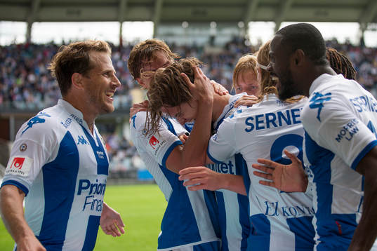 IFK Göteborgs August Erlingmark jublar och omfamnas av