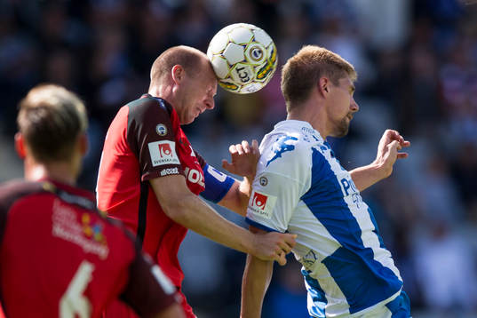 Norrköpings Andreas Johansson i nickduell med IFK