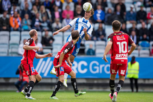 IFK Göteborgs Thomas Rogne når högst i luften