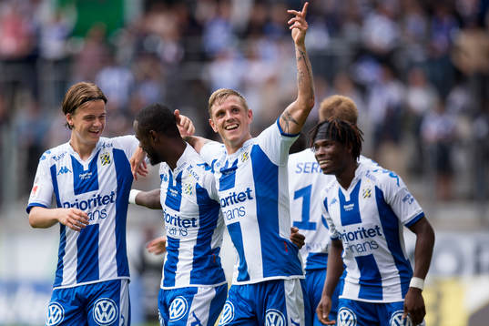 IFK Göteborgs Vajebah Sakor jublar med lagkamraterna
