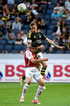 s Rasmus Lindkvist och Kalmars Emin Nouri i närkamp