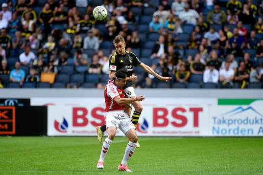 s Rasmus Lindkvist och Kalmars Emin Nouri i närkamp