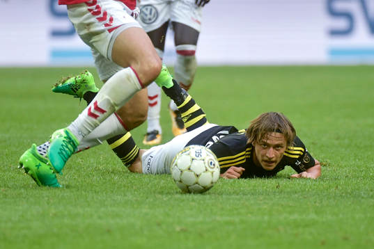 s Simon Thern ligger ner