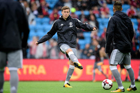 Manchester Uniteds Victor Nilsson Lindelöf värmer upp