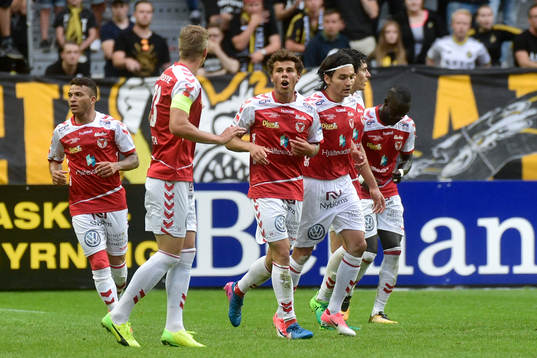 Kalmars Herman Hallberg jublar med lagkamrater