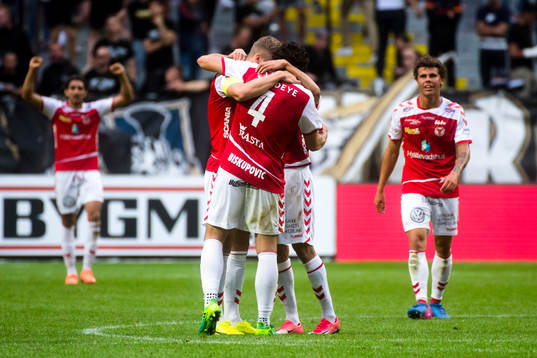 Kalmars spelare jublar