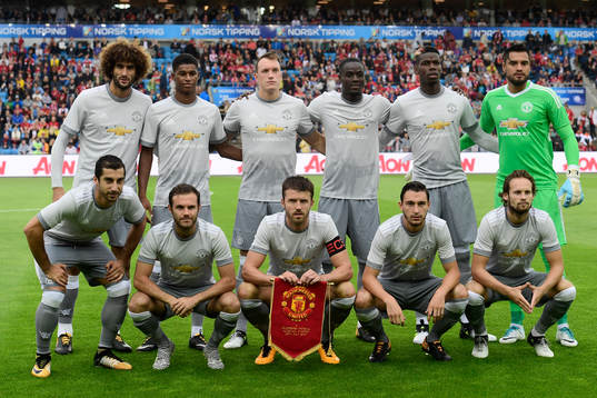 Manchester Uniteds startelva, (övre raden från vänster)