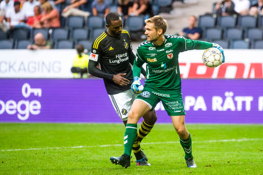 s Henok Goitom och Kalmars målvakt Lucas Hägg-Johansson