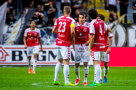 Kalmars Viktor Elm och Kalmars Emin Nouri jublar