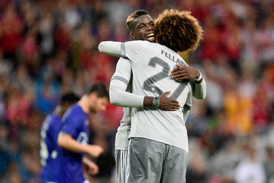 Manchester Uniteds Paul Pogba jublar med Marouane Fellaini