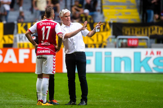 Kalmars tränare Nanne Bergstrand samtalar via tolk med