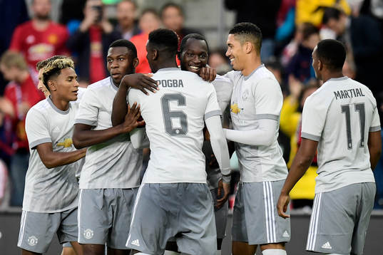 Manchester Uniteds Romelu Lukako jublar med lagkamrater