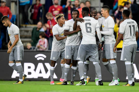 Manchester Uniteds Romelu Lukako jublar med lagkamrater