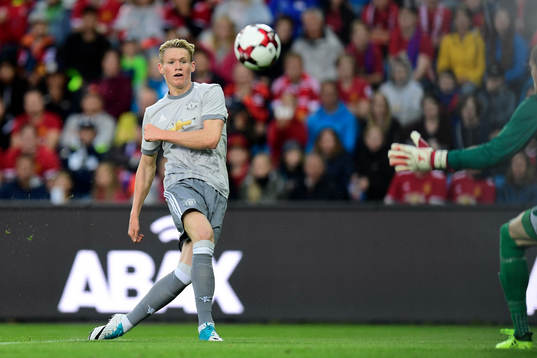Manchester Uniteds Scott Mctominay skjuter och gör