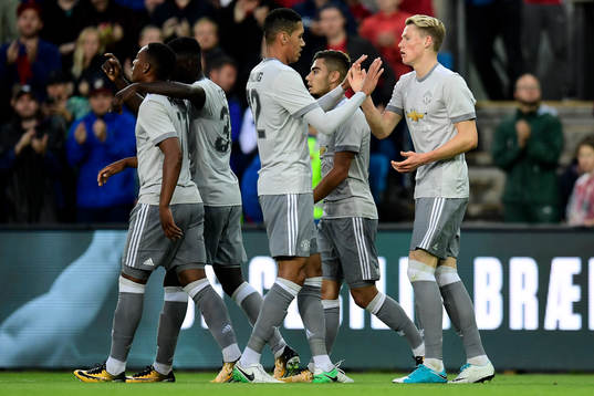 Manchester Uniteds Scott Mctominay jublar med lagkamrater