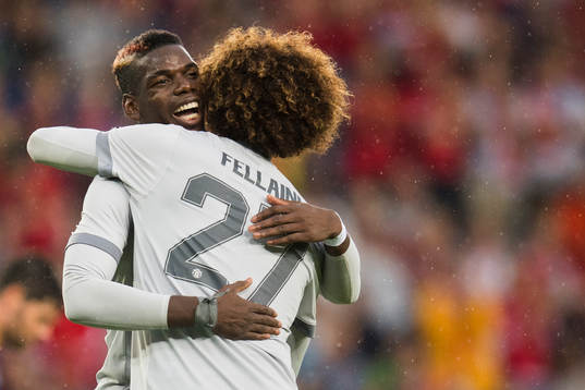 Manchester Uniteds Paul Pogba jublar med Marouane Fellaini