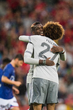Manchester Uniteds Paul Pogba jublar med Marouane Fellaini