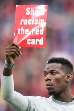 Manchester Uniteds Paul Pogba med en lapp där det står