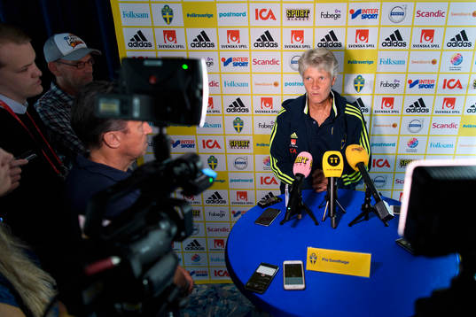 Förbundskapten Pia Sundhage blir intervjuad på en
