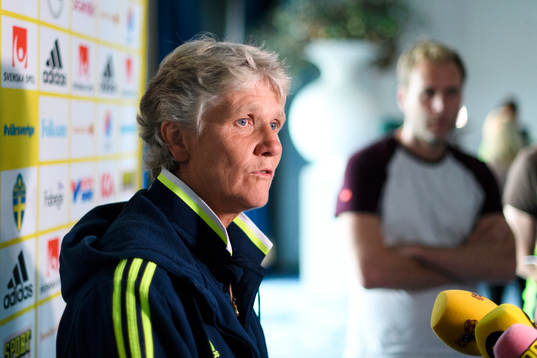Förbundskapten Pia Sundhage blir intervjuad på en