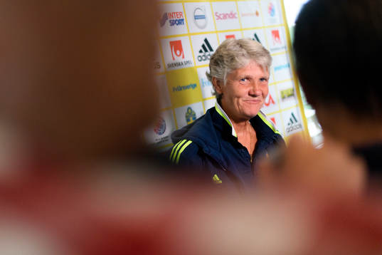 Förbundskapten Pia Sundhage blir intervjuad på en