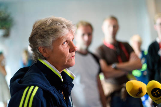 Förbundskapten Pia Sundhage blir intervjuad på en