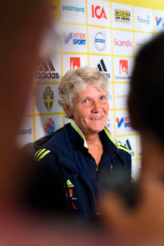 Förbundskapten Pia Sundhage blir intervjuad på en