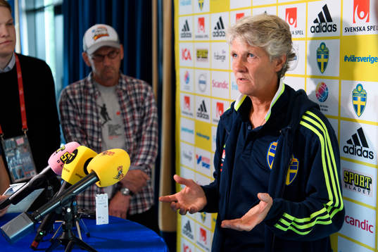 Förbundskapten Pia Sundhage blir intervjuad på en