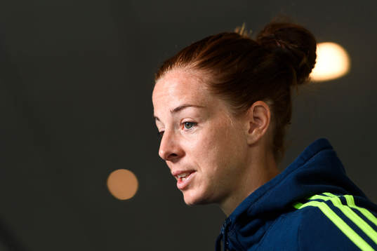 Lotta Schelin blir intervjuad på en pressträff med det