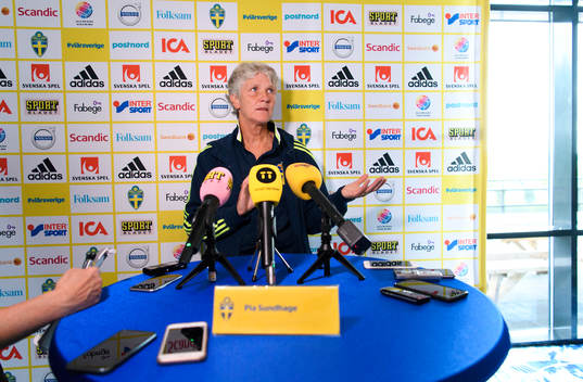 Förbundskapten Pia Sundhage blir intervjuad på en