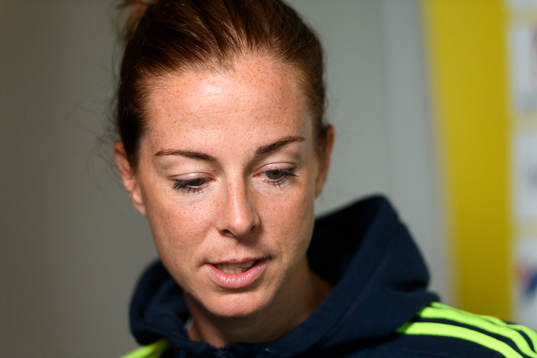 Lotta Schelin blir intervjuad på en pressträff med det