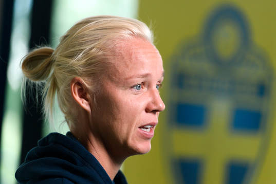 Caroline Seger blir intervjuad på en pressträff med det
