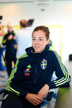 Lotta Schelin blir intervjuad på en pressträff med det