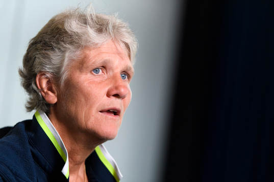 Förbundskapten Pia Sundhage blir intervjuad på en
