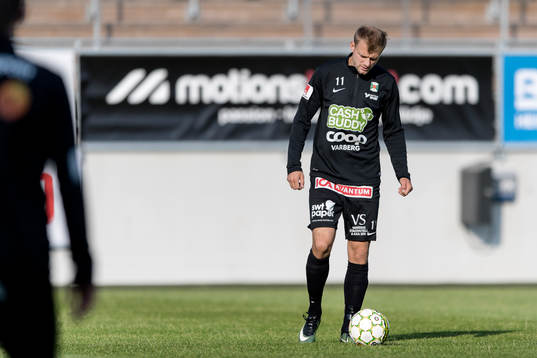 Varbergs Jakob Olsson före fotbollsmatchen i Superettan