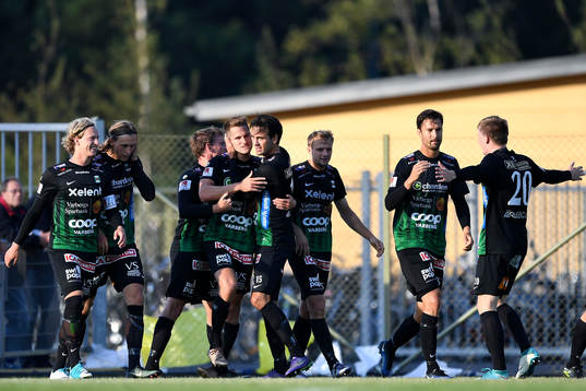 Varbergs spelare jublar med Gabriel Altemark-Vanneryr