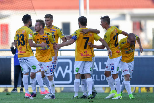 Falkenbergs spelare jublar