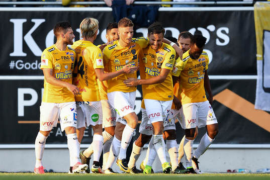 Falkenbergs Erik Pärsson jublar med lagkamrater