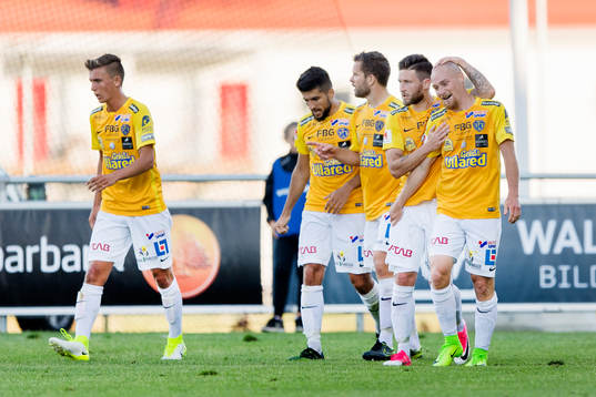 Falkenbergs spelare jublar