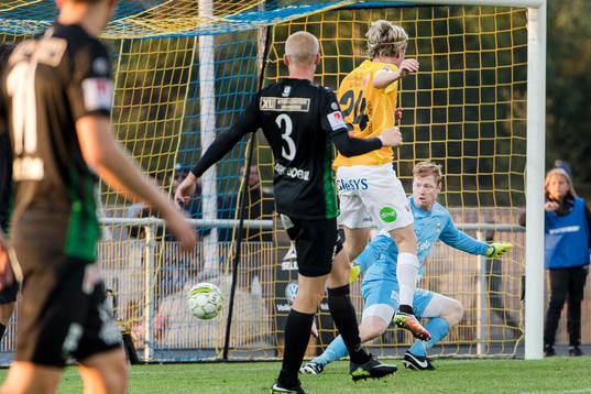 Varbergs målvakt Joakim Wulff ser bollen gå in till 2-1