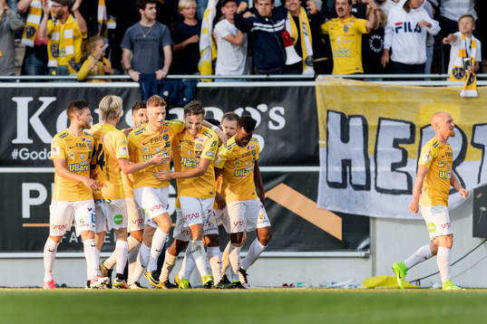 Falkenbergs Erik Pärsson har gjort 2-1 och hela laget