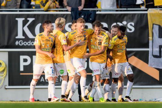 Falkenbergs Erik Pärsson har gjort 2-1 och hela laget