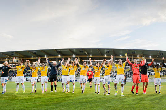 Falkenbergs spelare jublar