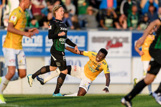 Varbergs Gustav Berggren och Falkenbergs Dominic Chatto