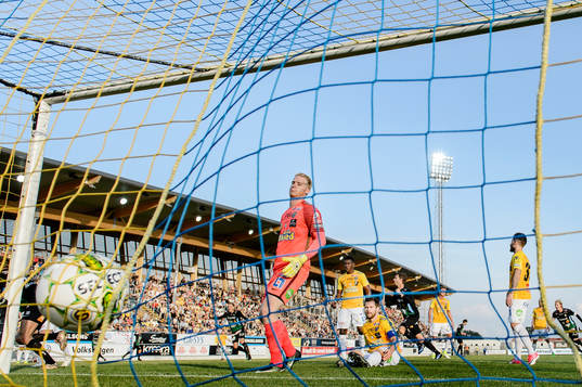 Varbergs Gabriel Altemark-Vanneryr gör 0-1 och Falkenbergs