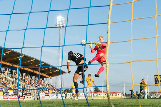 Varbergs Gabriel Altemark-Vanneryr och Falkenbergs målvakt