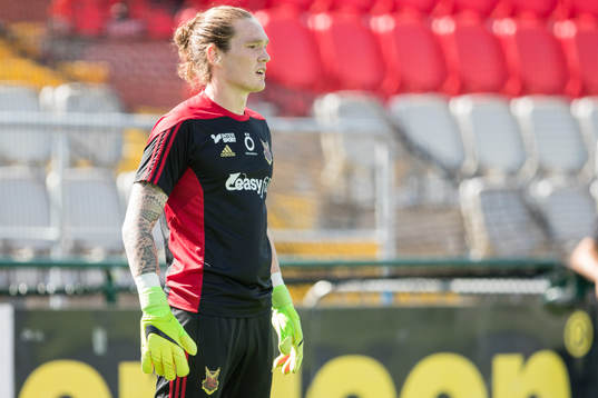 Östersunds målvakt Andrew Robert Mills värmer upp